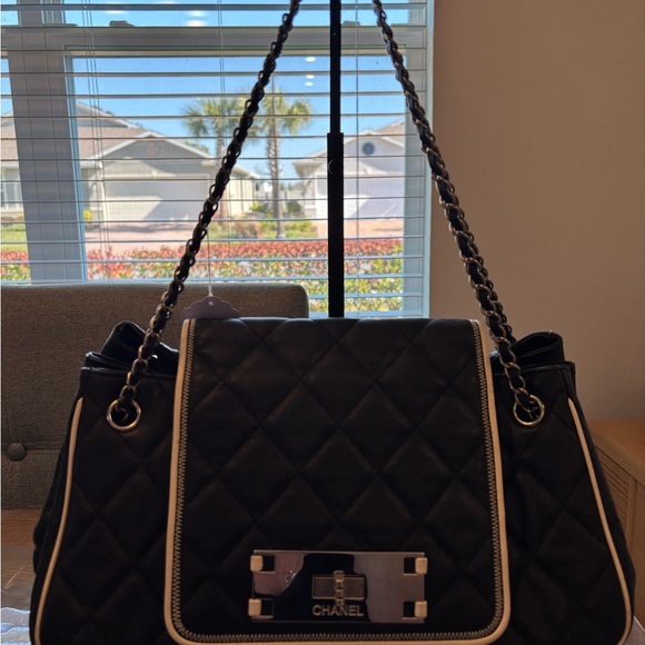 The Unbranded Brand Handbags - Elegant Black and White Quilted Shoulder Bag